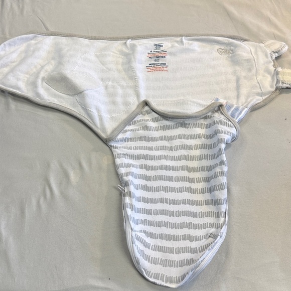 SwaddleMe - Cotton Swaddle in White and Gray with zipped bottom - Picture 2 of 5
